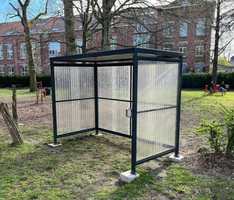 Recent opgeleverde-projecten – fietsoverkappingen & rookoverkappingen in Nederland en België 3 Rookoverkapping kopen Perdok 3x1.5m Kapellen Belgie prefab betonpoeren